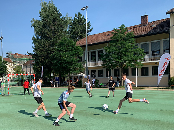 Spielszene beim missio Unity-Cup. Der Kapitän einer Mannschaft setzt zum Torschuss an.
