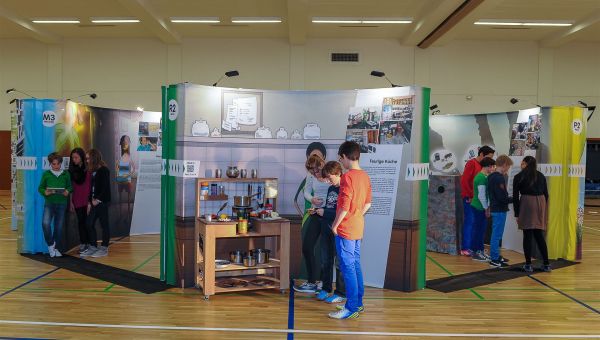 In einer Schulturnhalle ist die mobile missio-Ausstellung <span lang="en"> missio for life</span> aufgebaut.