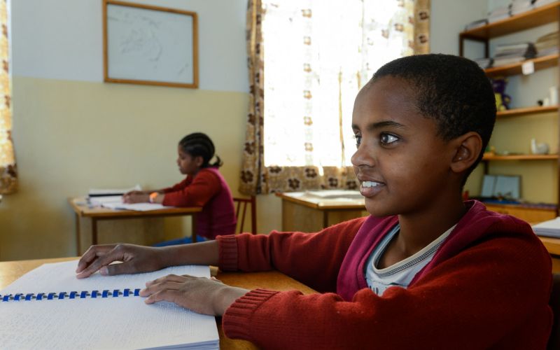 Die Bilder zeigen jeweils Protagonisten aus den drei verlinkten Projekten zum Thema Bildung ermöglichen